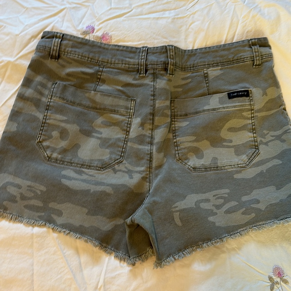 Sanctuary Camo shorts sz 28 - Picture 3 of 3